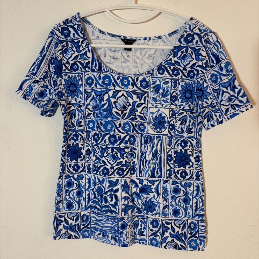 Ann Taylor Floral Patchwork Tee Size Small Blue White